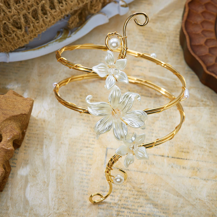 Bracciale con boccioli di perle e fiori eterei e spirali artistiche - image 13