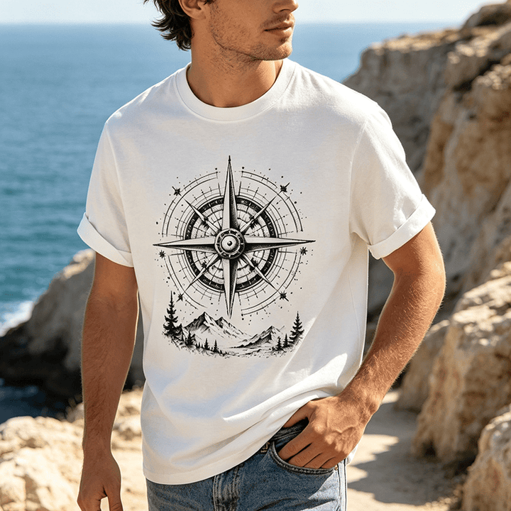 T-shirt western con grafica di bussola di montagna disegnata a mano con inchiostro nero. - image 0