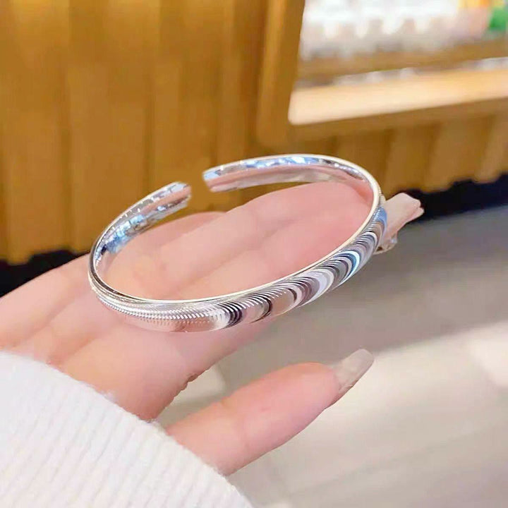 Bracciale a polsino aperto minimalista in argento, ispirato alle onde del mare. - Argento - image 1