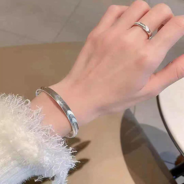 Bracciale a polsino aperto minimalista in argento, ispirato alle onde del mare. - image 2