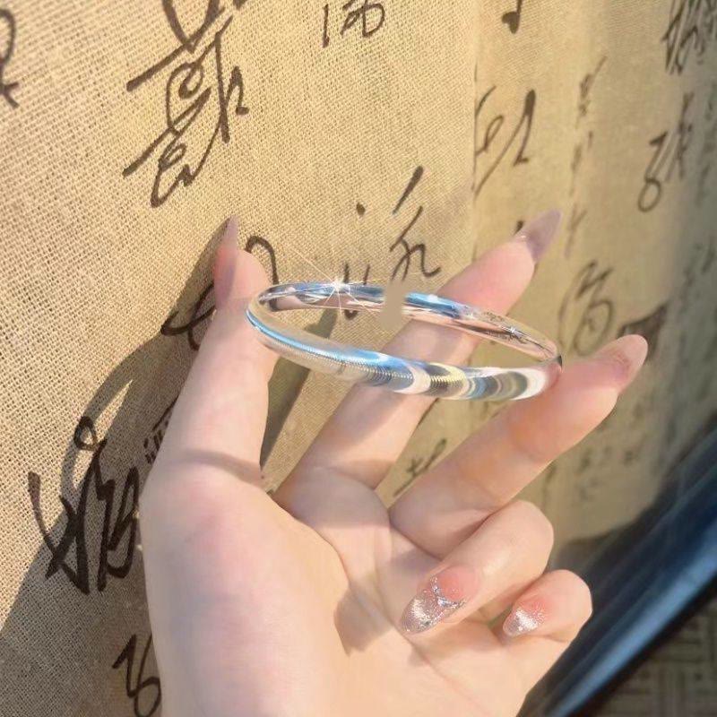 Bracciale a polsino aperto minimalista in argento, ispirato alle onde del mare. - image 6