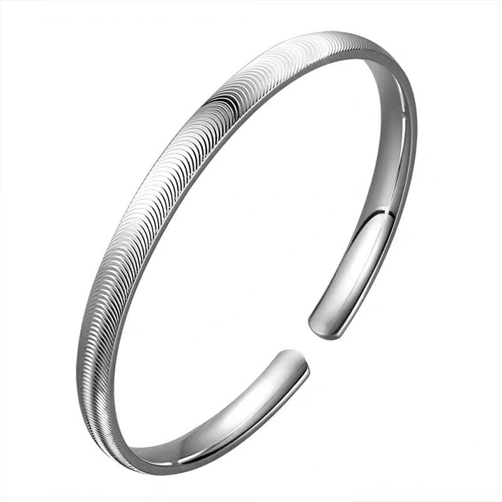 Bracciale a polsino aperto minimalista in argento, ispirato alle onde del mare. - image 8