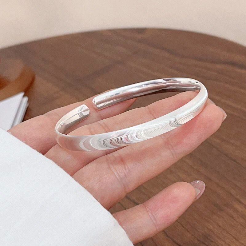 Bracciale a polsino aperto minimalista in argento, ispirato alle onde del mare. - image 5