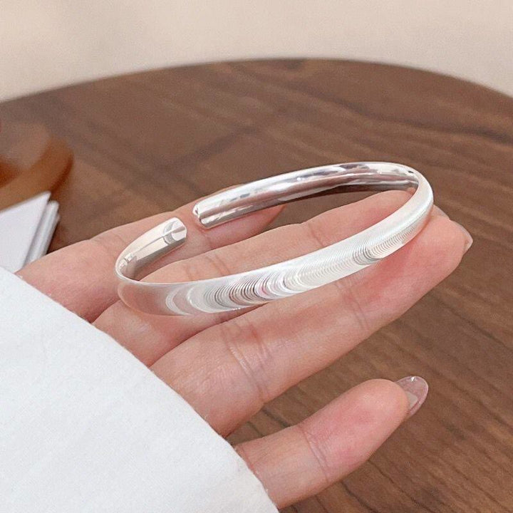 Bracciale a polsino aperto minimalista in argento, ispirato alle onde del mare. - image 5