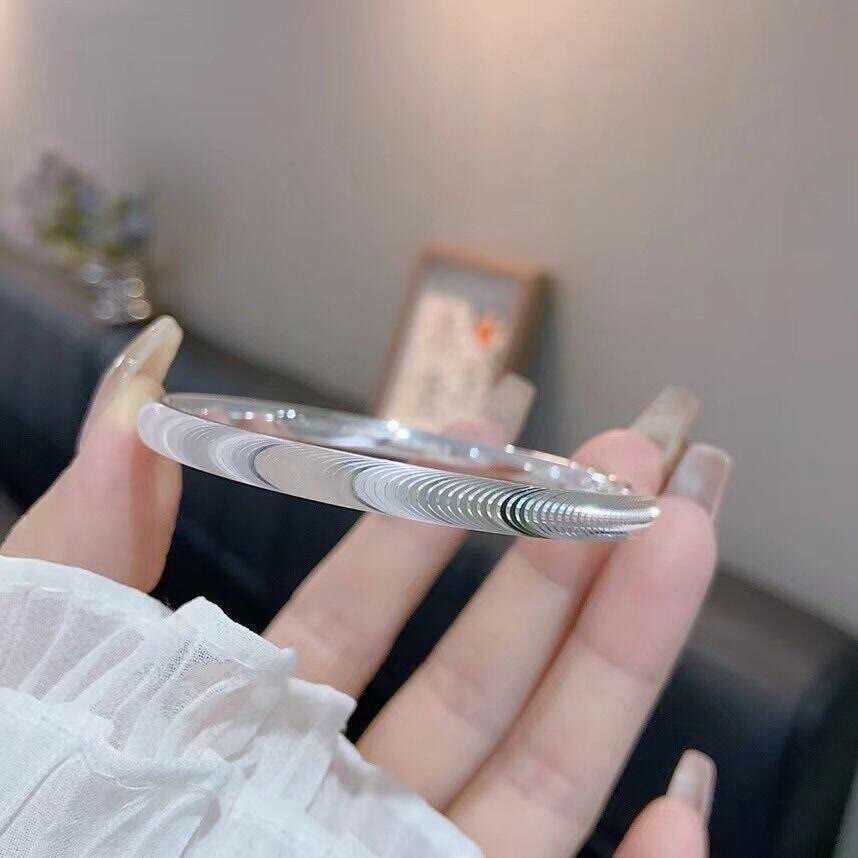 Bracciale a polsino aperto minimalista in argento, ispirato alle onde del mare. - image 4