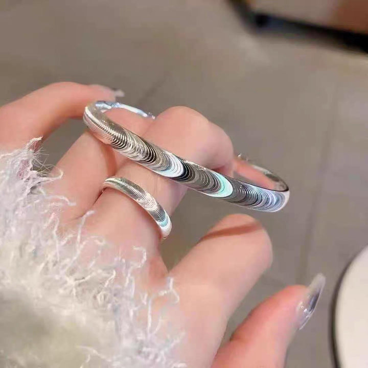Bracciale a polsino aperto minimalista in argento, ispirato alle onde del mare. - image 0