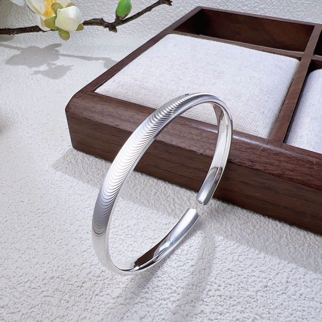 Bracciale a polsino aperto minimalista in argento, ispirato alle onde del mare. - image 7