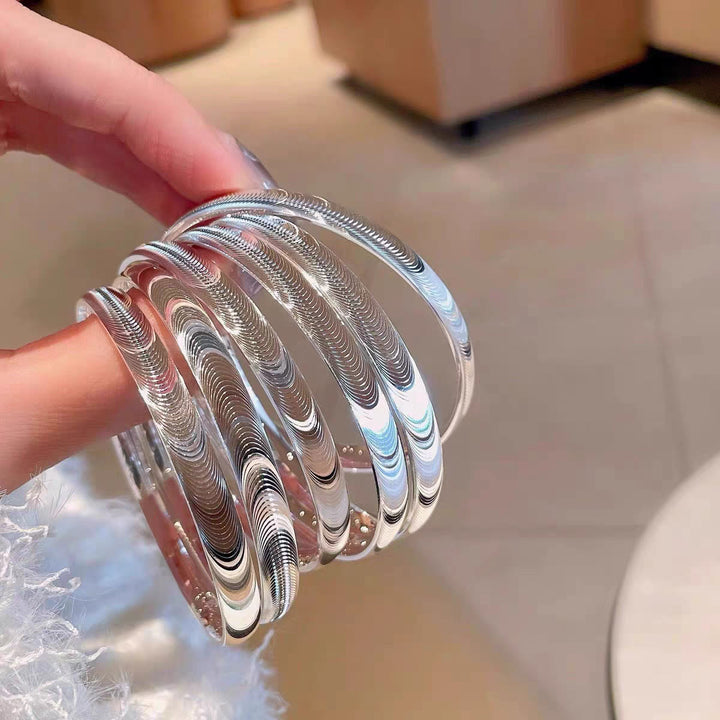 Bracciale a polsino aperto minimalista in argento, ispirato alle onde del mare. - image 3