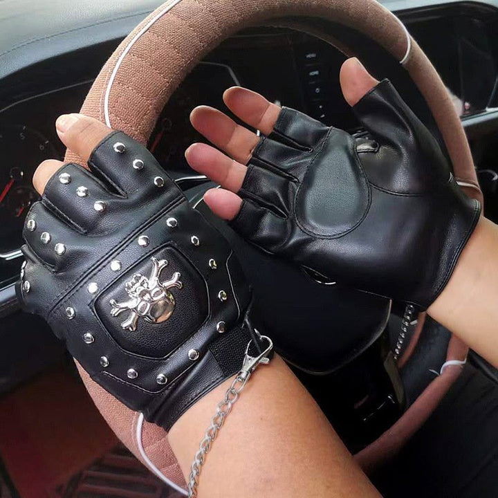 Guanti da motociclista neri a mezze dita con borchie a forma di teschio e catena. - image 1