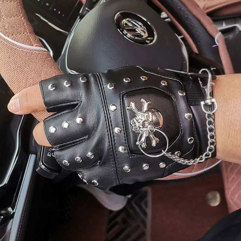 Guanti da motociclista neri a mezze dita con borchie a forma di teschio e catena. - image 2