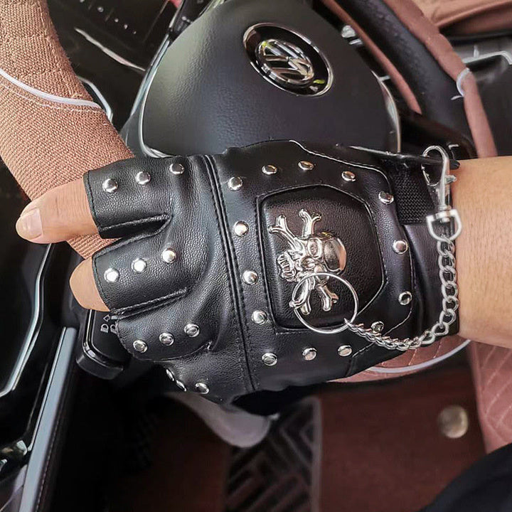 Guanti da motociclista neri a mezze dita con borchie a forma di teschio e catena. - image 2