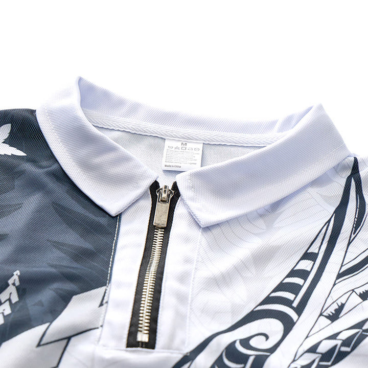 Polo con colletto a zip e stampa 3D a fantasia polinesiana in bianco e nero. - image 4