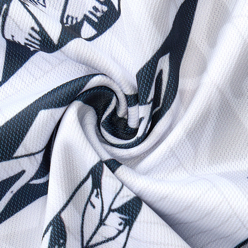 Polo con colletto a zip e stampa 3D a fantasia polinesiana in bianco e nero. - image 6