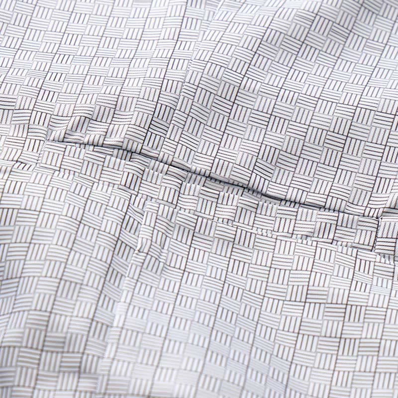Gilet minimalista con scollo a V e motivo a griglia grigio argento. - image 6