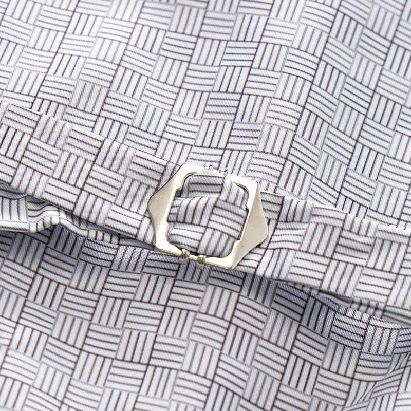 Gilet minimalista con scollo a V e motivo a griglia grigio argento. - image 9