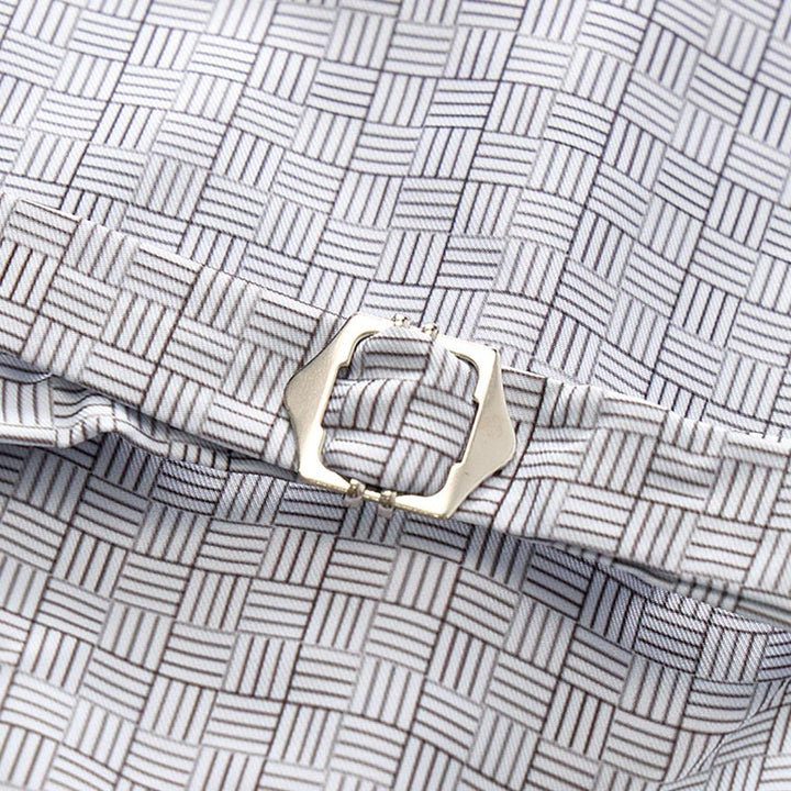 Gilet minimalista con scollo a V e motivo a griglia grigio argento. - image 9