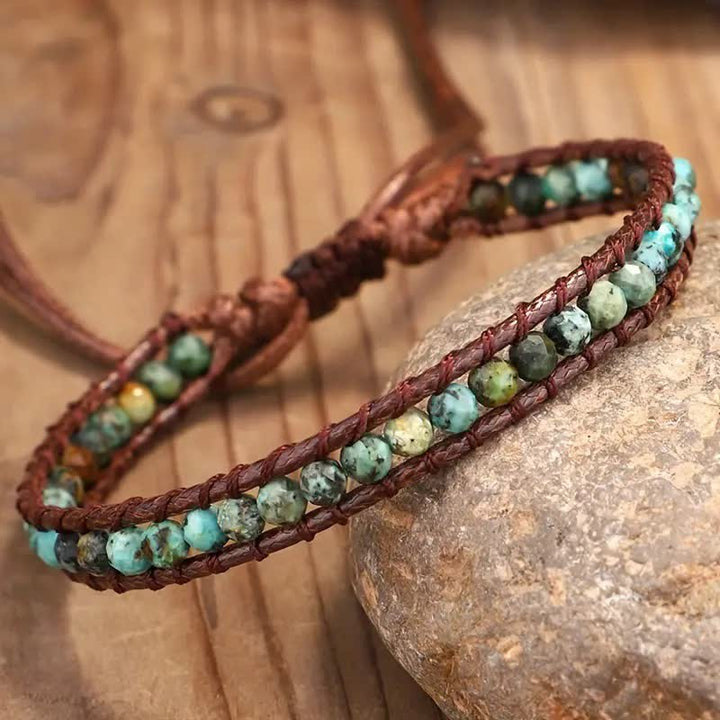 Delicato bracciale avvolgente intrecciato in stile boho con perline turchesi, regolabile. - image 1