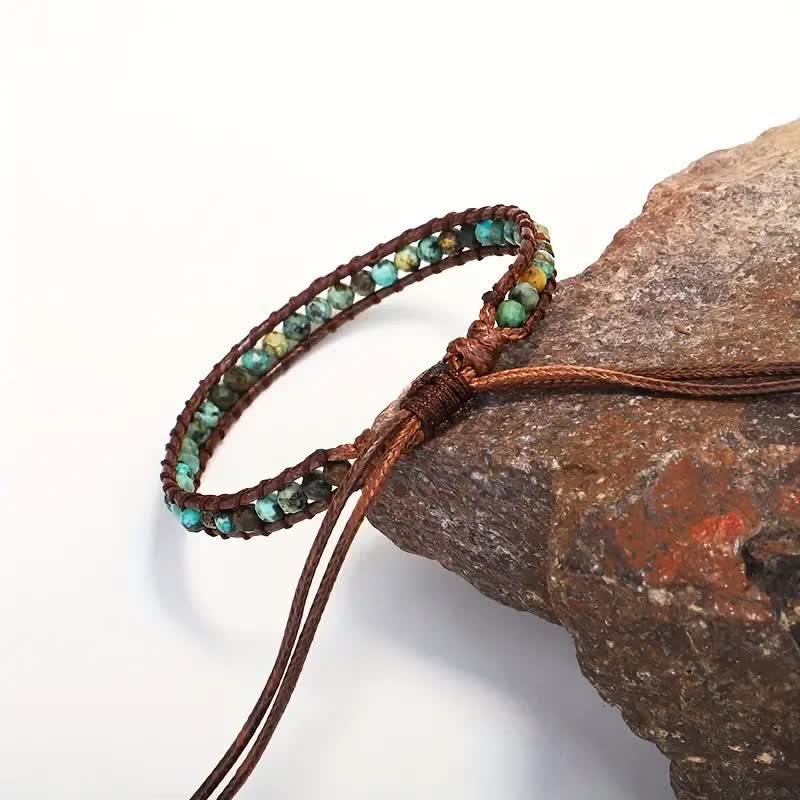 Delicato bracciale avvolgente intrecciato in stile boho con perline turchesi, regolabile. - image 3