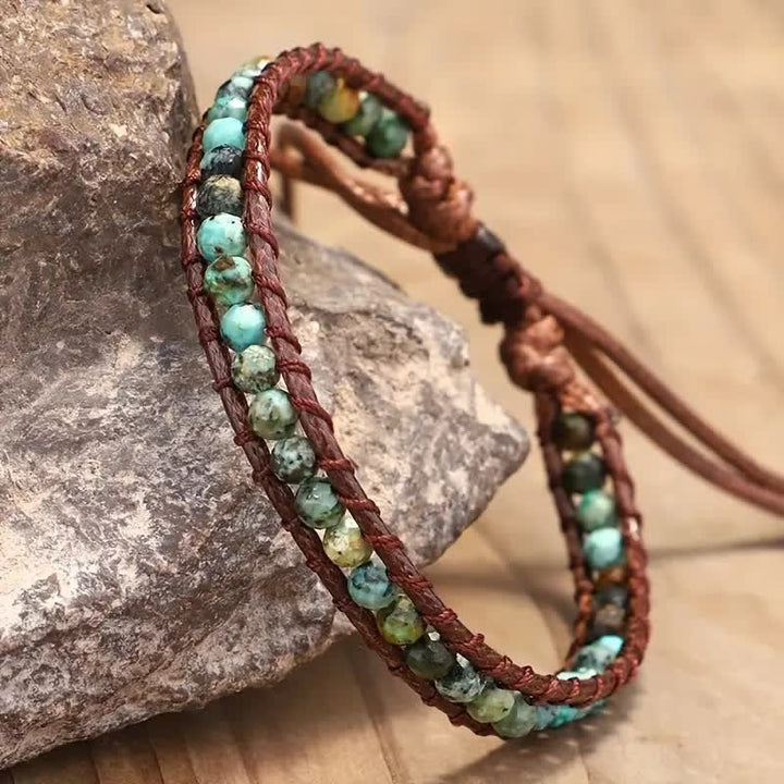 Delicato bracciale avvolgente intrecciato in stile boho con perline turchesi, regolabile. - image 2