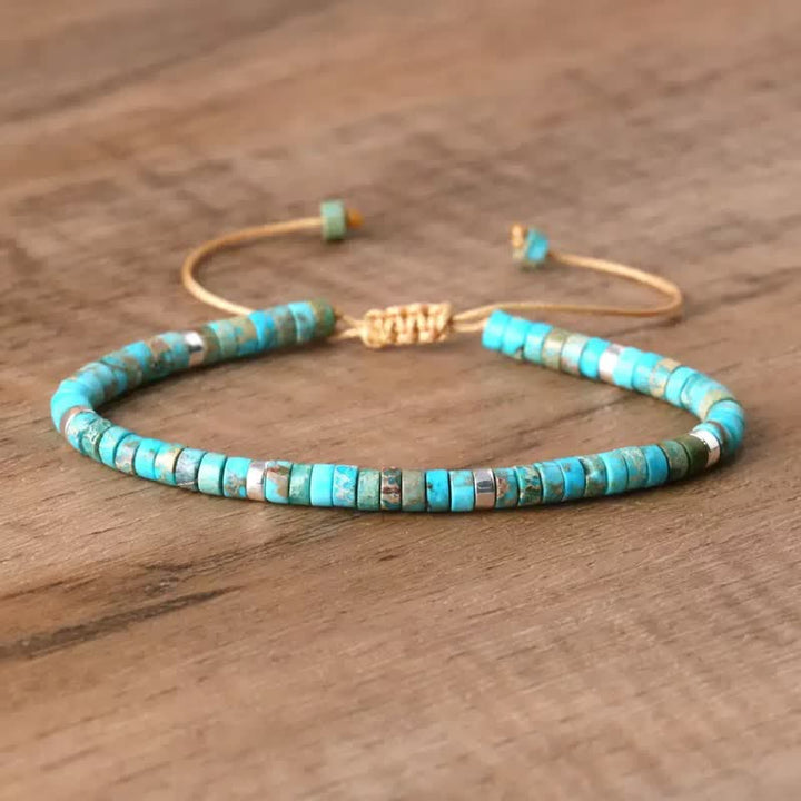 Bracciale regolabile con cordino e perline turchesi a disco. - Turchese - image 0