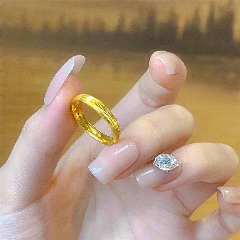 Anello a onda minimalista con texture, perfetto per tutti i giorni e dallo stile cool girl. - image 3