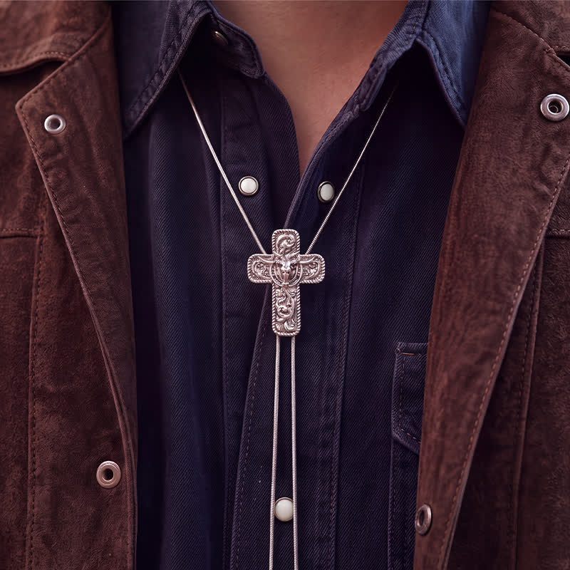 Collana bolo a forma di Y con decorazioni incise a volute, scritta "Cowboy Faith & Horns". - image 1