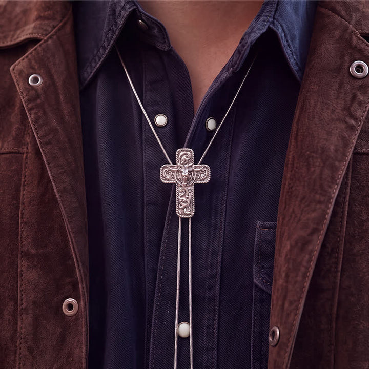 Collana bolo a forma di Y con decorazioni incise a volute, scritta "Cowboy Faith & Horns". - image 1