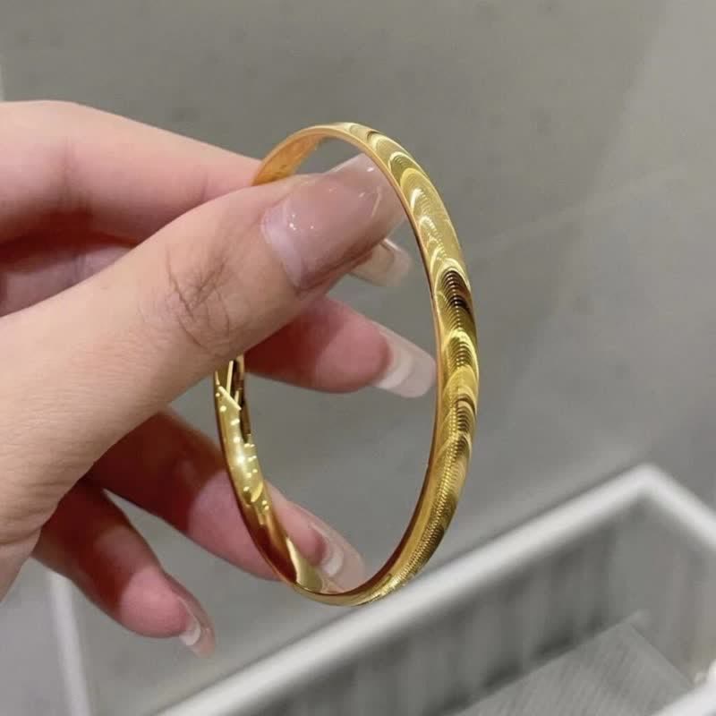 Bracciale a polsino aperto minimalista in argento, ispirato alle onde del mare. - Oro - image 9