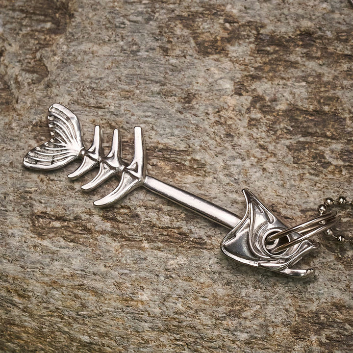 Portachiavi con coltello multiuso staccabile a forma di lisca di pesce e mini pesce. - image 4