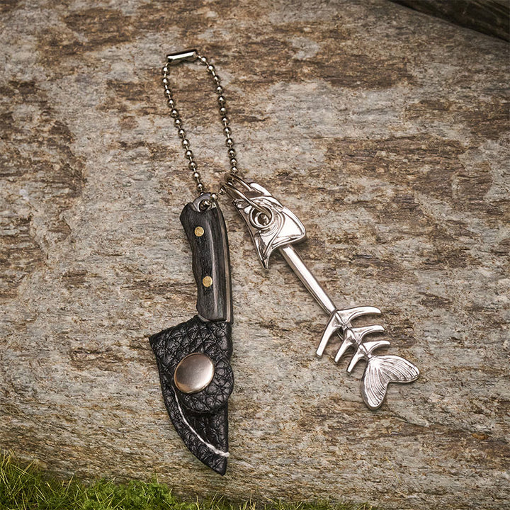 Portachiavi con coltello multiuso staccabile a forma di lisca di pesce e mini pesce. - image 1