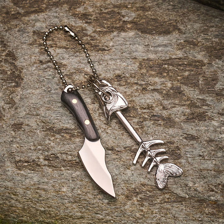 Portachiavi con coltello multiuso staccabile a forma di lisca di pesce e mini pesce. - image 2