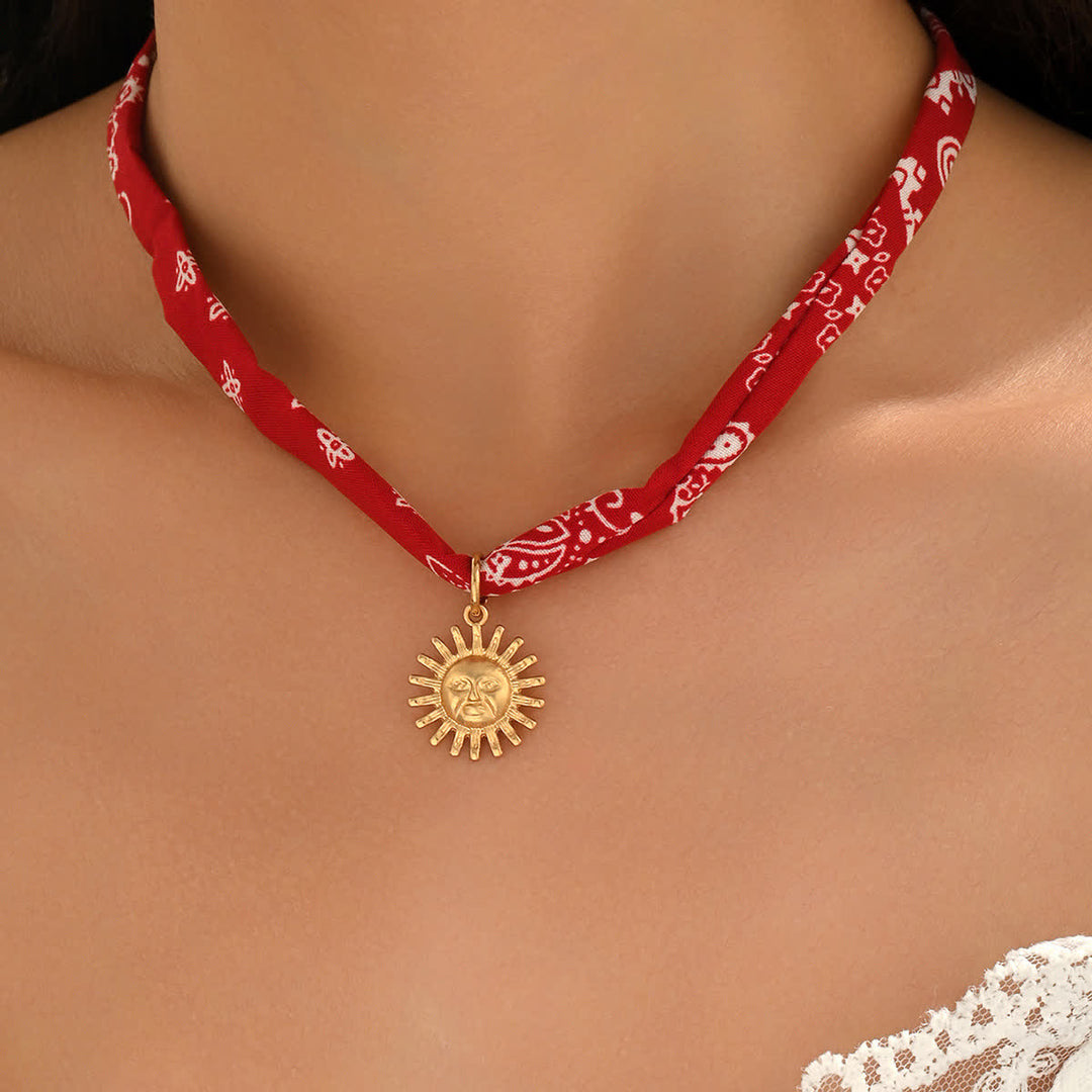 Collana con bandana rossa, sciarpa e motivo paisley della Dea del Sole - image 3