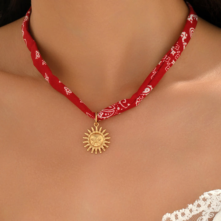 Collana con bandana rossa, sciarpa e motivo paisley della Dea del Sole - image 3