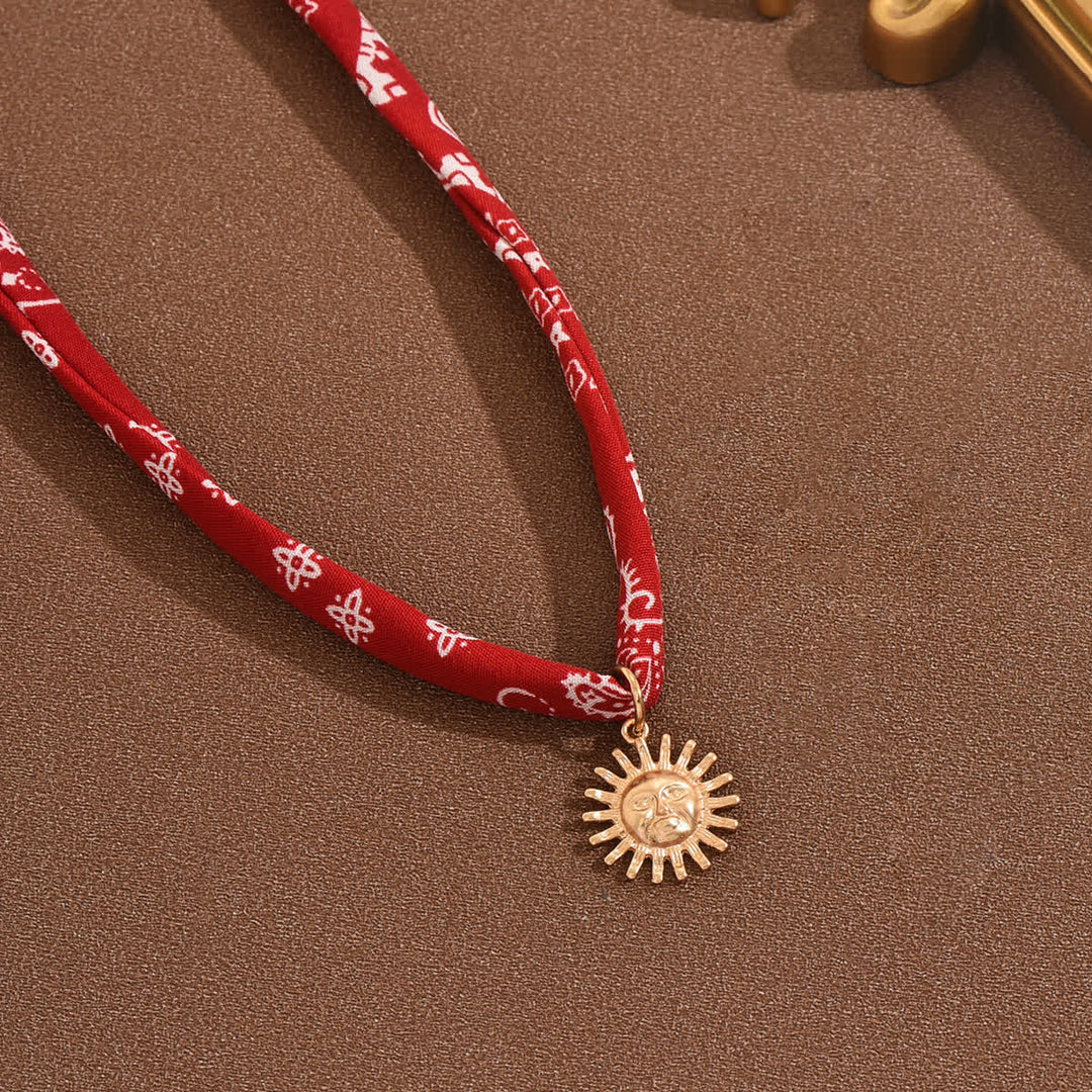 Collana con bandana rossa, sciarpa e motivo paisley della Dea del Sole - image 2