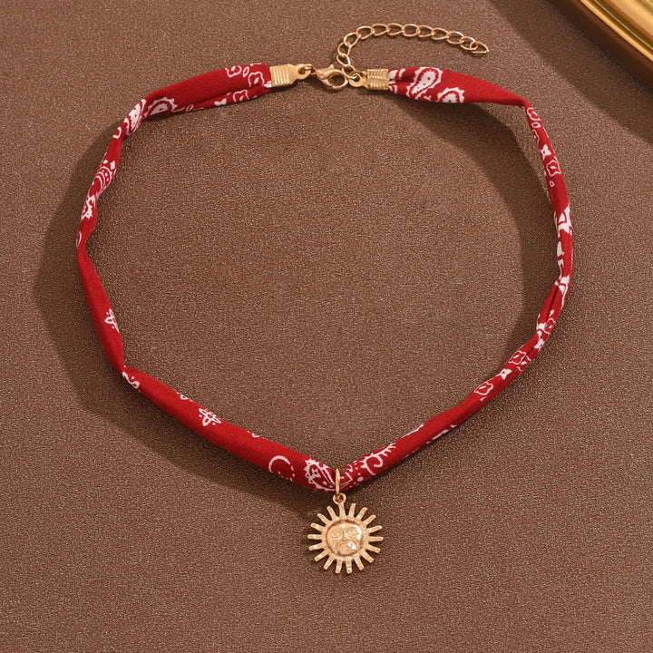 Collana con bandana rossa, sciarpa e motivo paisley della Dea del Sole - image 1