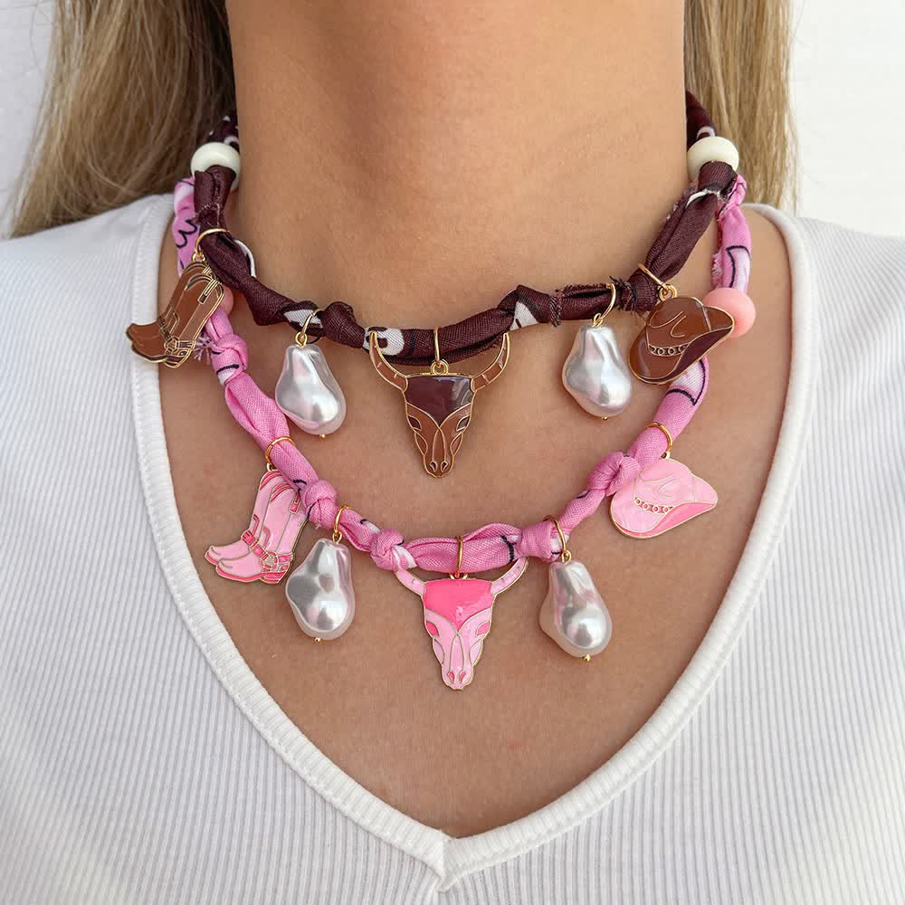 Collana con sciarpa a forma di toro Longhorn "Sweet Howdy" con ciondoli a forma di stivali e cappello. - image 0