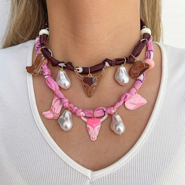 Collana con sciarpa a forma di toro Longhorn "Sweet Howdy" con ciondoli a forma di stivali e cappello. - image 0