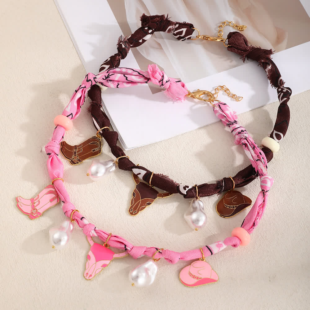 Collana con sciarpa a forma di toro Longhorn "Sweet Howdy" con ciondoli a forma di stivali e cappello. - image 2