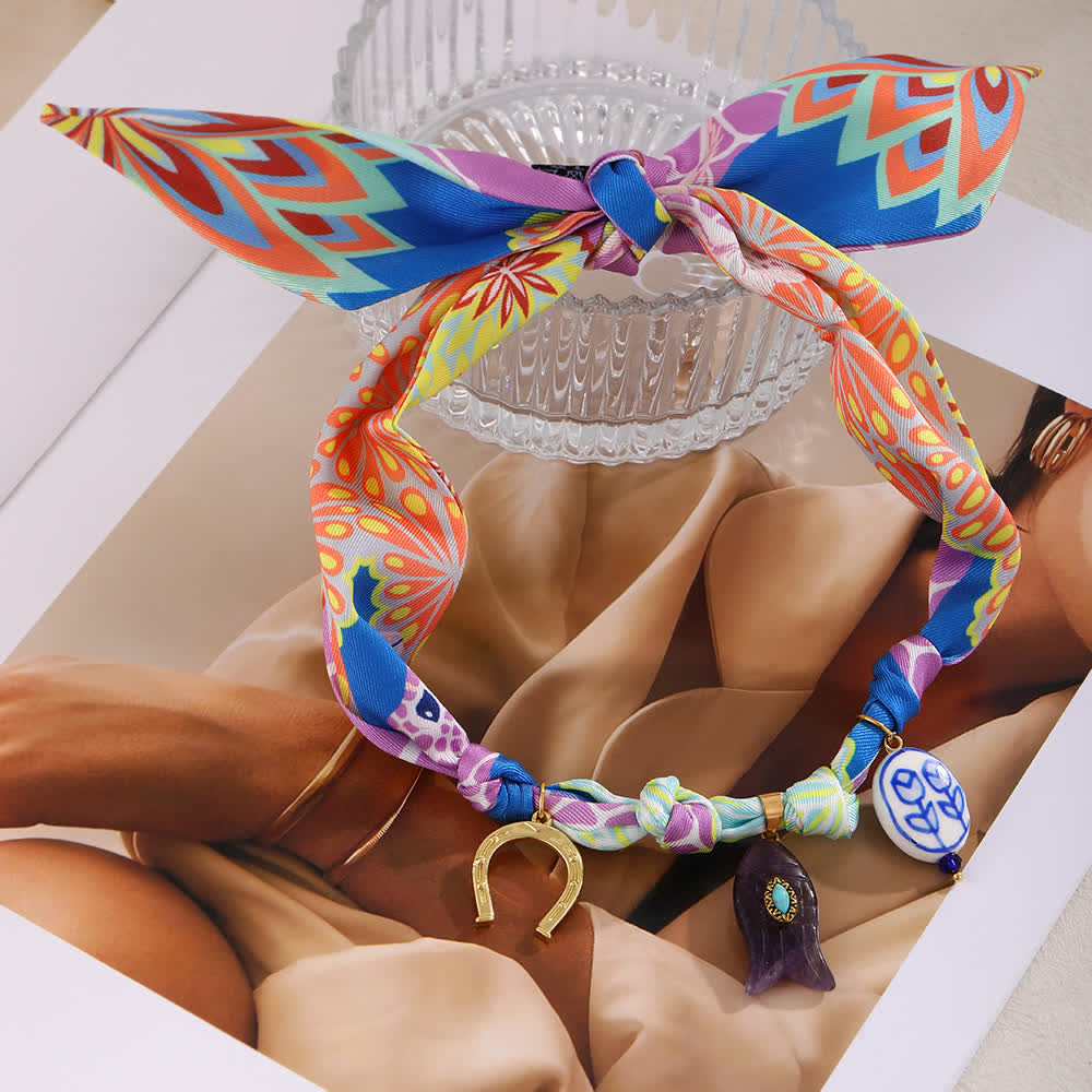 Collana con foulard colorato portafortuna a forma di ferro di cavallo e pesce - image 1
