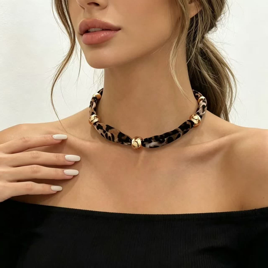 Collana-sciarpa minimalista con motivo leopardato e perline dorate. - Marrone - image 0