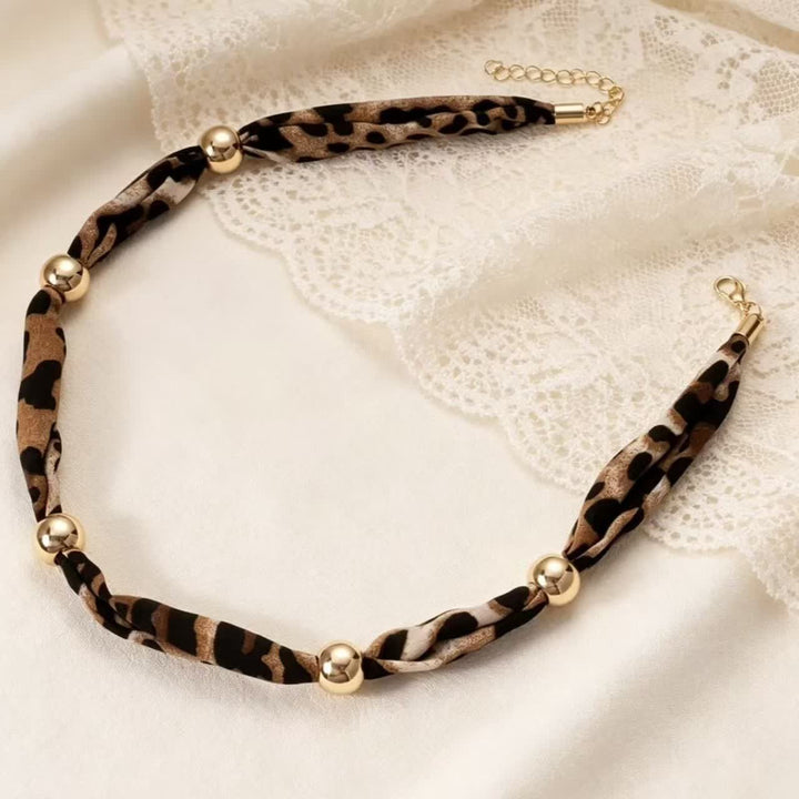 Collana-sciarpa minimalista con motivo leopardato e perline dorate. - image 2
