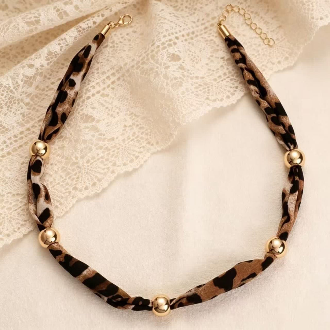 Collana-sciarpa minimalista con motivo leopardato e perline dorate. - image 1