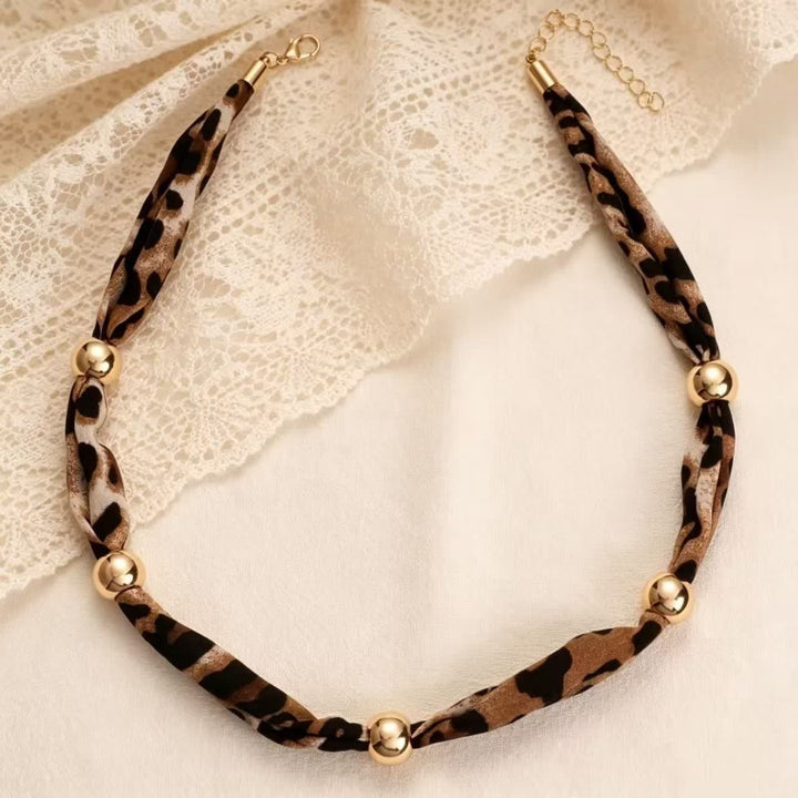 Collana-sciarpa minimalista con motivo leopardato e perline dorate. - image 1