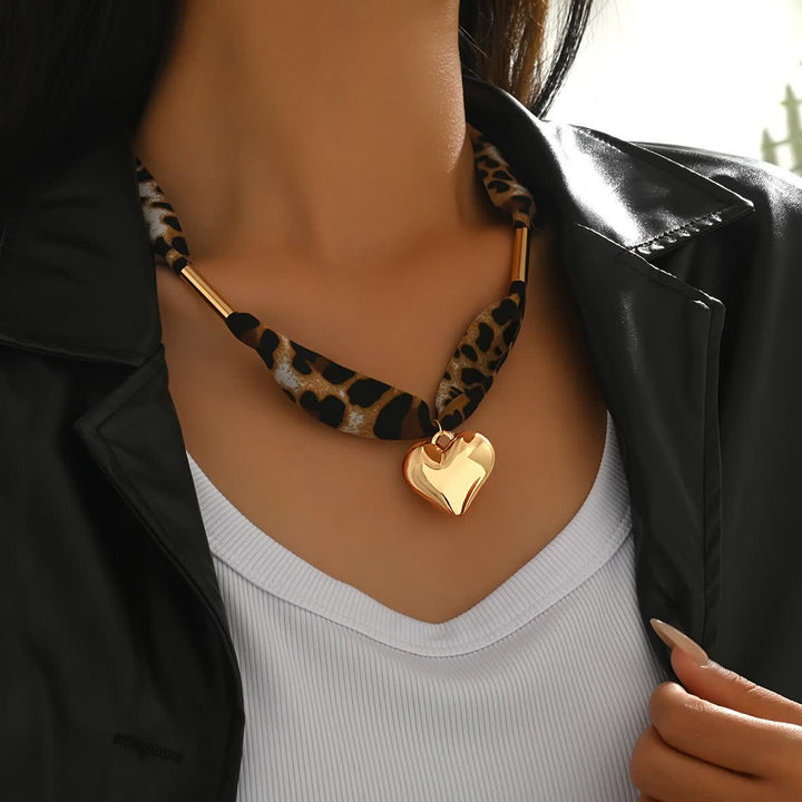 Collana con sciarpa Wild Heart con motivo leopardato e ciondolo a cuore dorato. - image 3