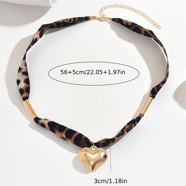 Collana con sciarpa Wild Heart con motivo leopardato e ciondolo a cuore dorato. - image 5