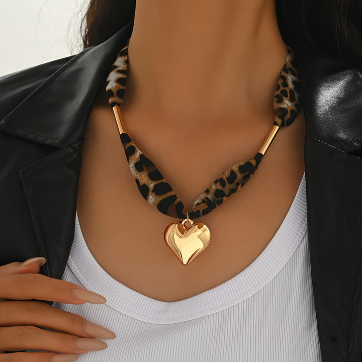 Collana con sciarpa Wild Heart con motivo leopardato e ciondolo a cuore dorato. - Marrone - image 0