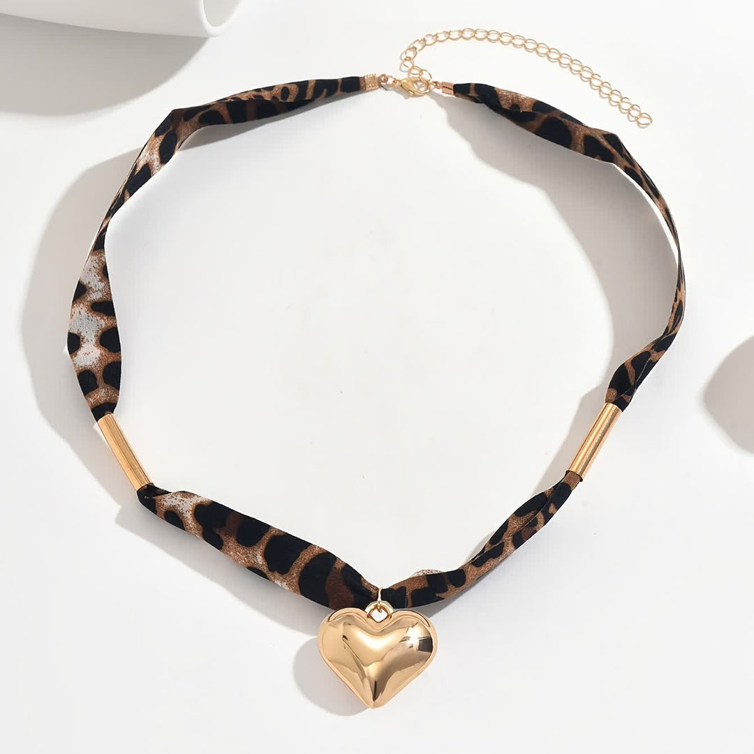 Collana con sciarpa Wild Heart con motivo leopardato e ciondolo a cuore dorato. - image 1