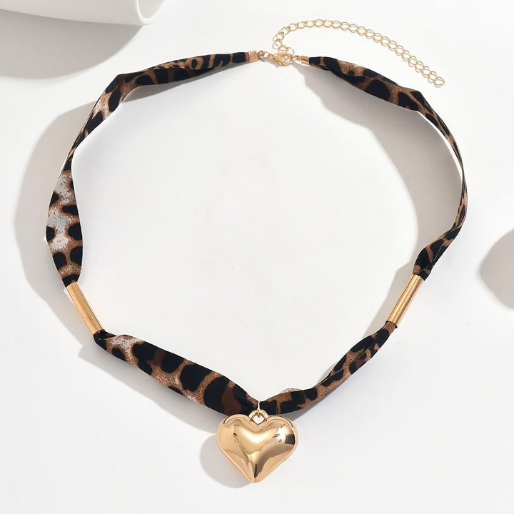 Collana con sciarpa Wild Heart con motivo leopardato e ciondolo a cuore dorato. - image 1