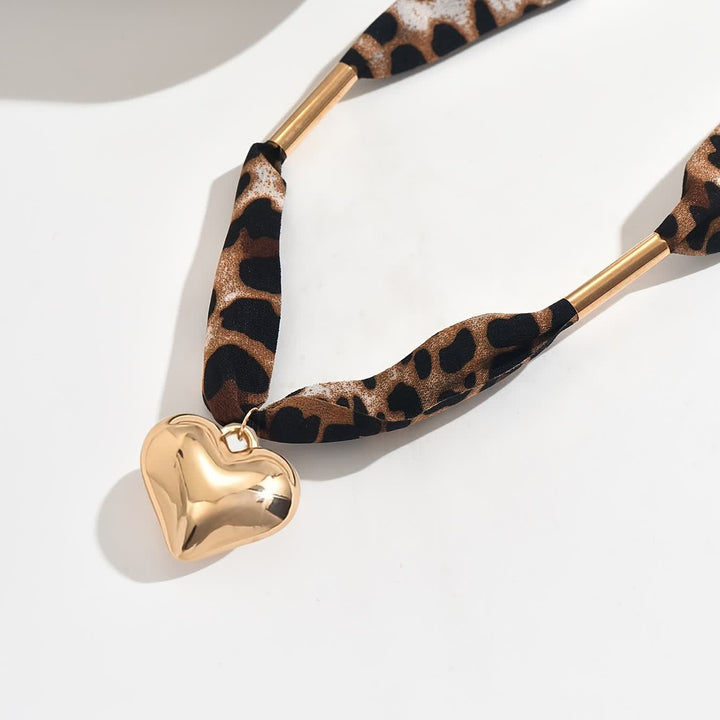 Collana con sciarpa Wild Heart con motivo leopardato e ciondolo a cuore dorato. - image 2