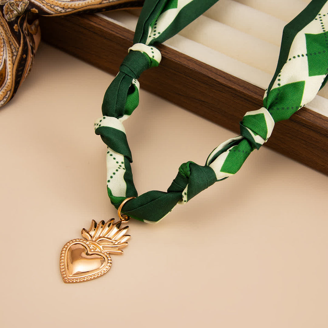 Collana con sciarpa a quadri verde smeraldo del Sacro Cuore - image 2